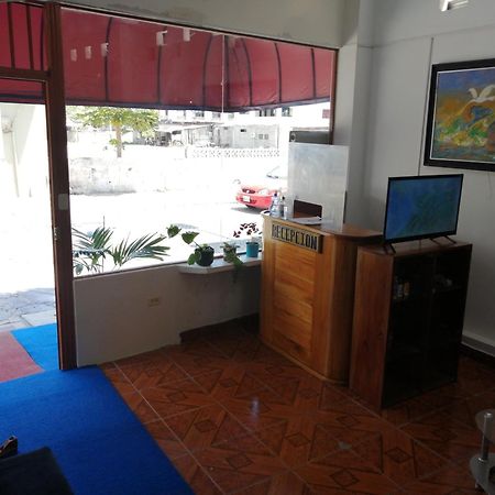 Hostal La Casa De Luis Puerto Baquerizo Moreno Exteriör bild