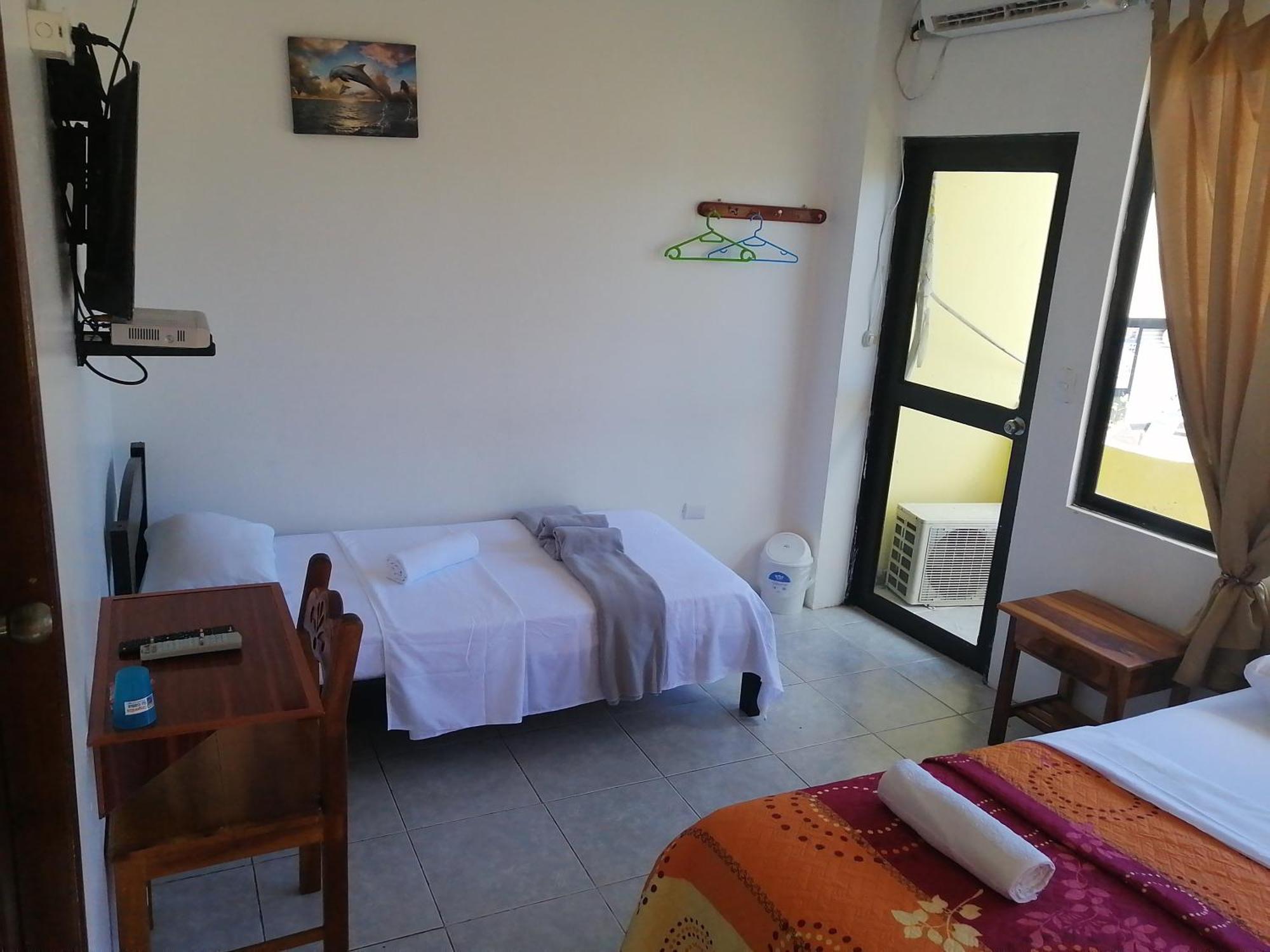 Hostal La Casa De Luis Puerto Baquerizo Moreno Exteriör bild