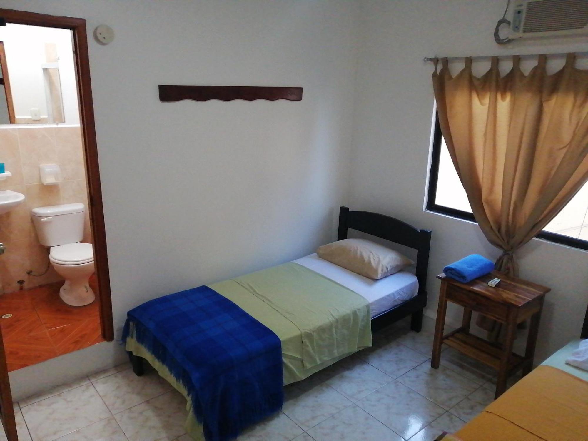 Hostal La Casa De Luis Puerto Baquerizo Moreno Exteriör bild
